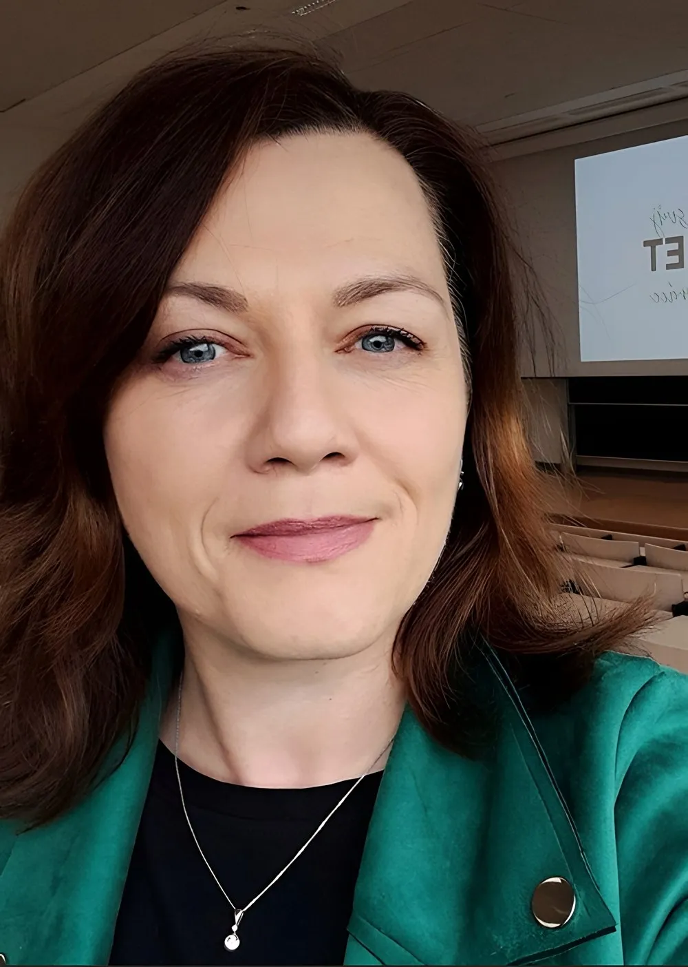 Martina Koláčková v zeleném saku